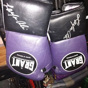 Autographed boxing gloves Laila Ali